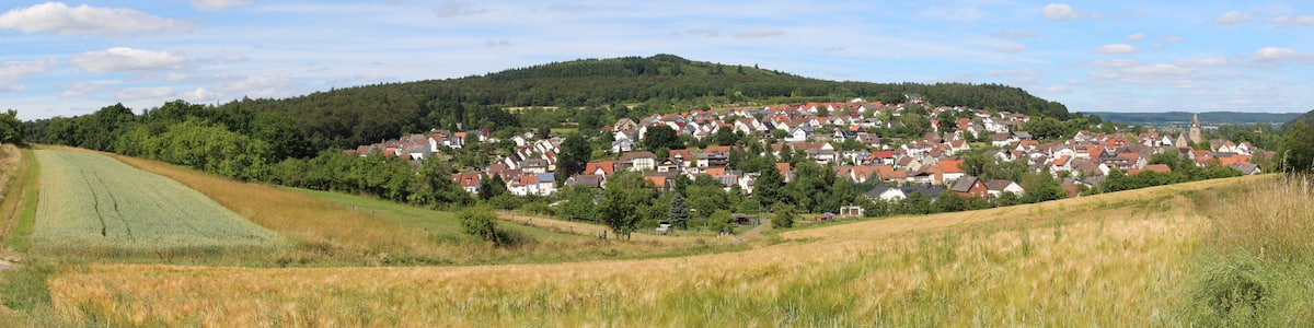 Photo "Totenberg von Südsüdwest bei Treis an der Lumda" by Gerold Rosenberg (Creative Commons Attribution-Share Alike 3.0) / Cropped from original