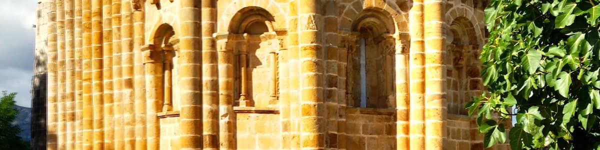 Photo "Entrada de la iglesia en Vallejo de Mena" by Alsarpas (page does not exist) (Creative Commons Attribution-Share Alike 3.0 es) / Cropped from original