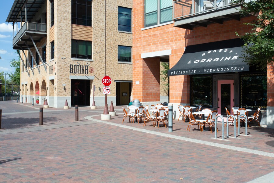 Pearl District in San Antonio featuring boutique shops and outdoor dining areas.