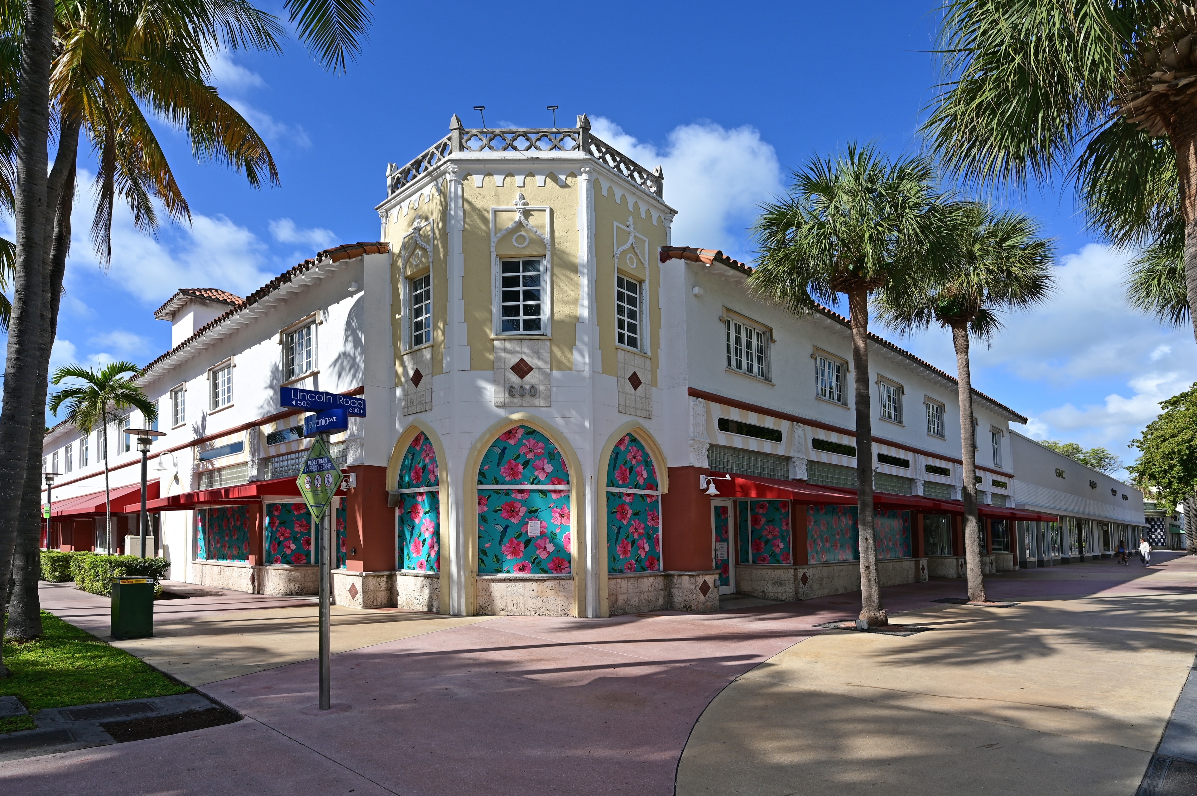 Lincoln Road Mall in Miami - Fashionable outdoor shopping and