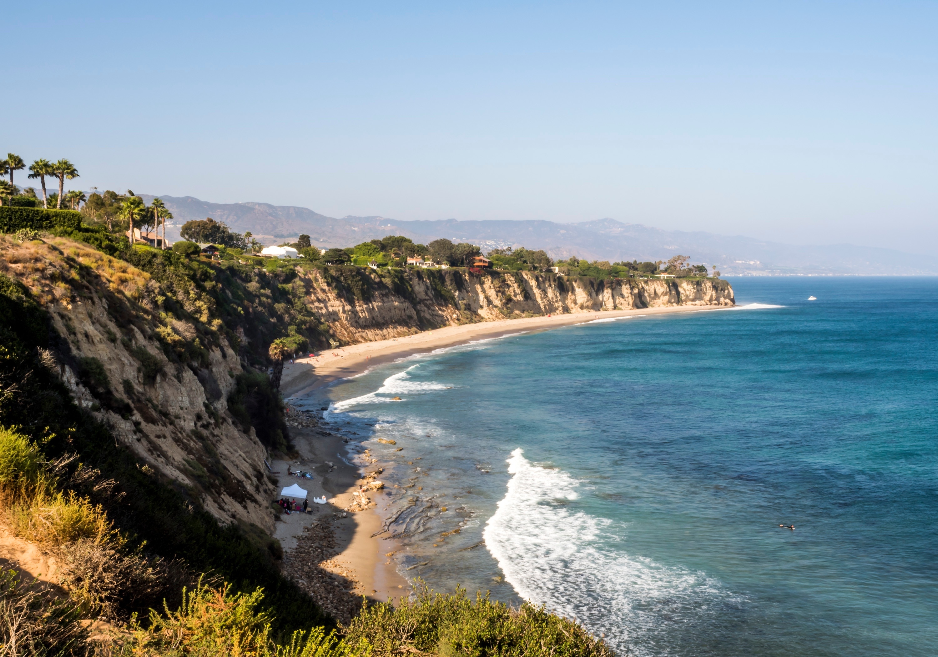 Premium Photo  An aerial view of zuma beach and mountains against