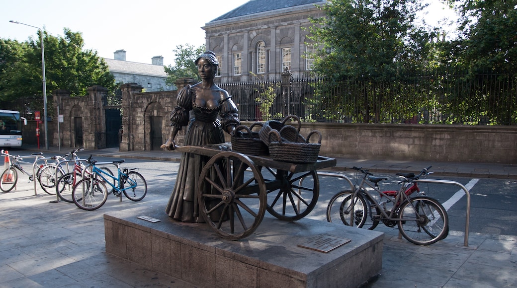 Molly Malone Statue