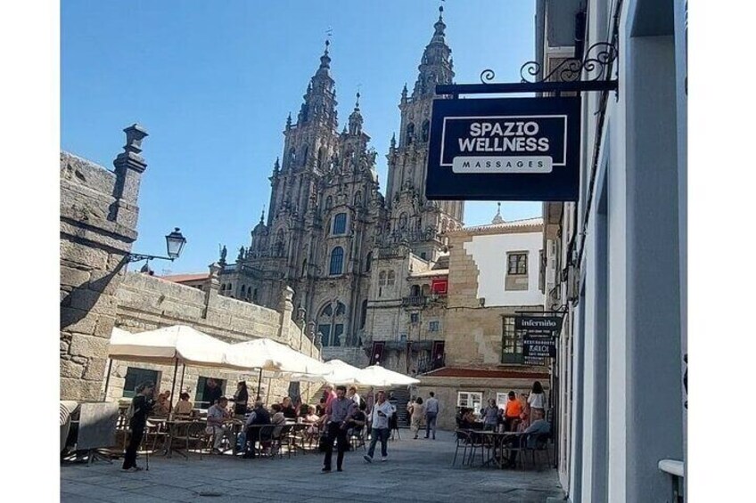 Fachada del centro, frente a la Plaza del Obradoiro