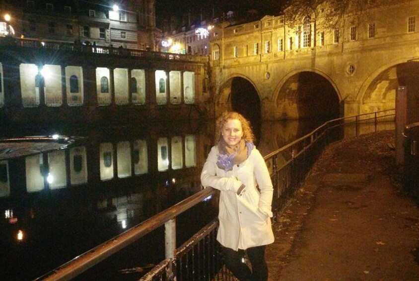 The Pulteney bridge at night over the River Avon