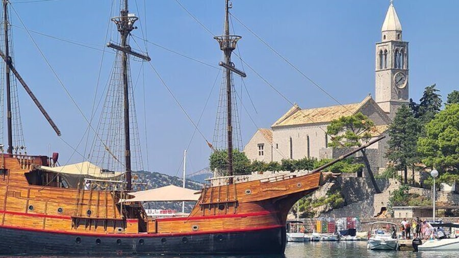 Elaphite island hopping - three island cruise - welcome drink - optional lunch - licenced guide