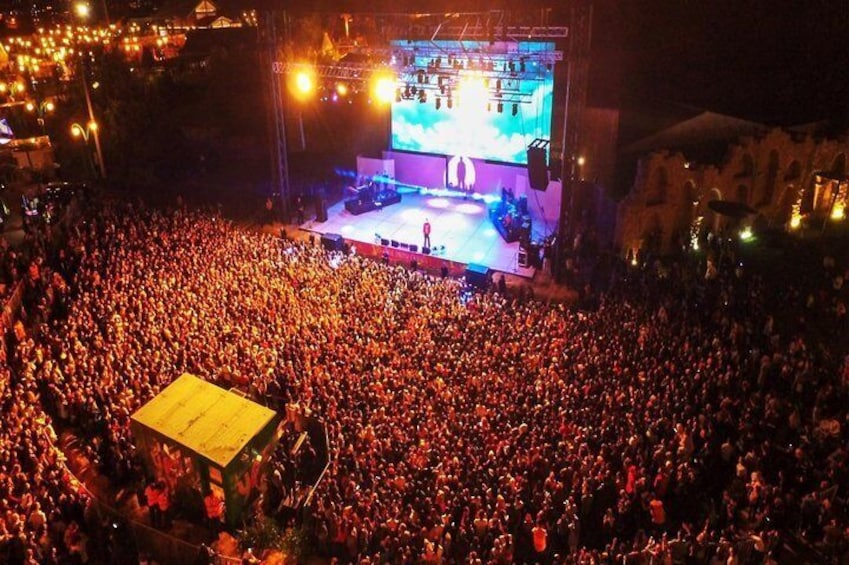 The concert and event stage, which has the biggest outdoor led screen in Turkey and a capacity of 10.000 people, is awaiting you at ISFANBUL Show Centre!