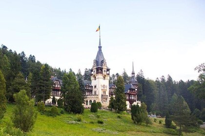 Day tour from Bucharest to Peles Castle and Dracula Castle-Transylvania