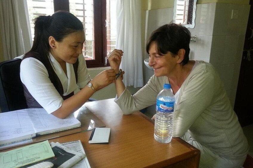 Our guest can experience pulse reading from Tibetan doctor