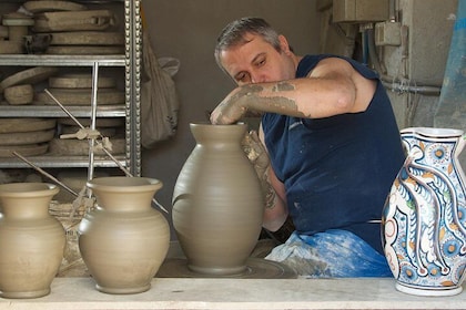 How to make handmade Tuscan Ceramic: a course with a master potter in Monte...