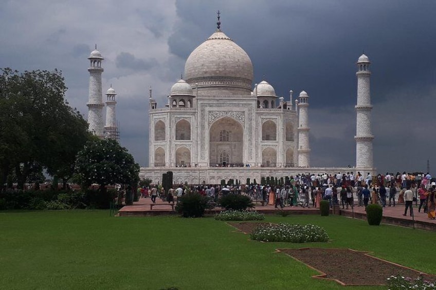 Day view of Taj Mahal 