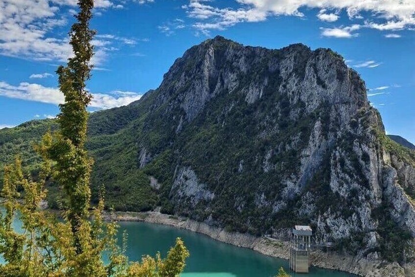 Scenic Hiking Trails: Lace up your hiking boots and embark on a journey through the enchanting trails surrounding Bovilla Lake. Meander through pristine forests, breathe in the fresh mountain air, and