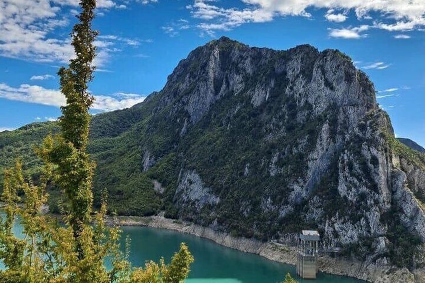 Scenic Hiking Trails: Lace up your hiking boots and embark on a journey through the enchanting trails surrounding Bovilla Lake. Meander through pristine forests, breathe in the fresh mountain air, and