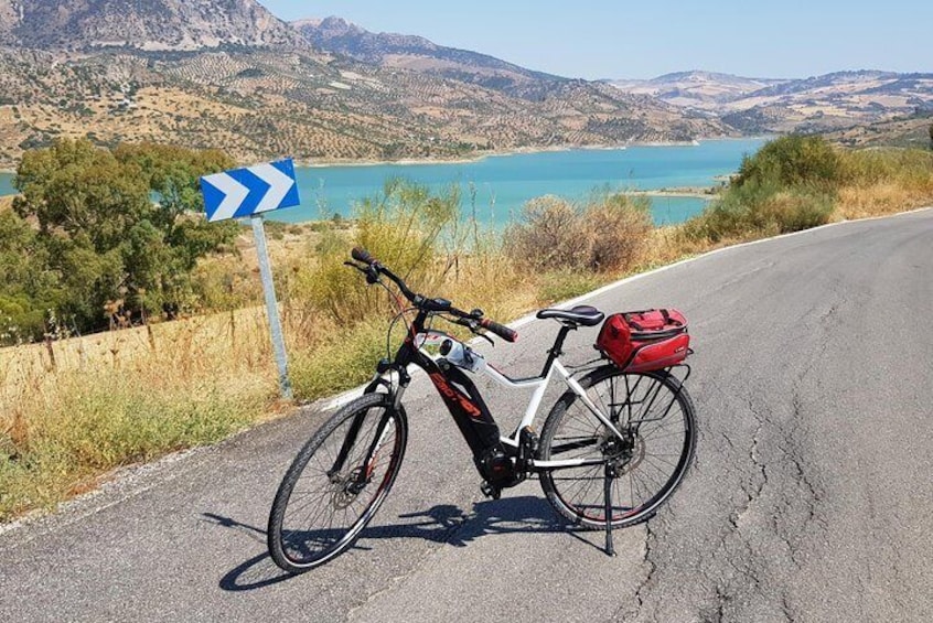 Wine, Tapas & Lake Zahara by E-Bike including Ronda pickup (full day)