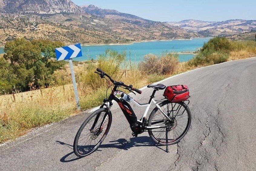 Wine, Tapas & Lake Zahara by E-Bike including Ronda pickup (full day)