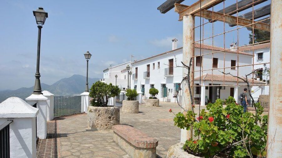 Wine, Tapas & Lake Zahara by e-bike incl Ronda pickup
