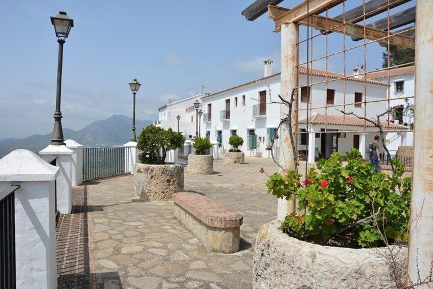 Wine, Tapas & Lake Zahara by e-bike incl Ronda pickup (full day)