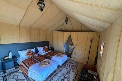 Camp de luxe dans le désert de Merzouga avec balade à dos de chameau