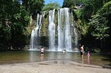 Volcán y cataratas de Miravalles desde Playa Hermosa