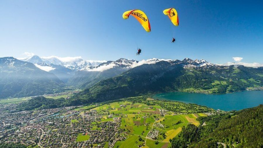Fly high above the Jungfrauregion with its beautiful mountains and lakes