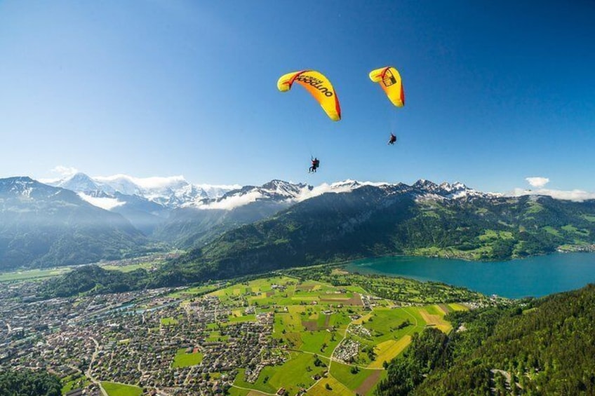 Fly high above the Jungfrauregion with its beautiful mountains and lakes
