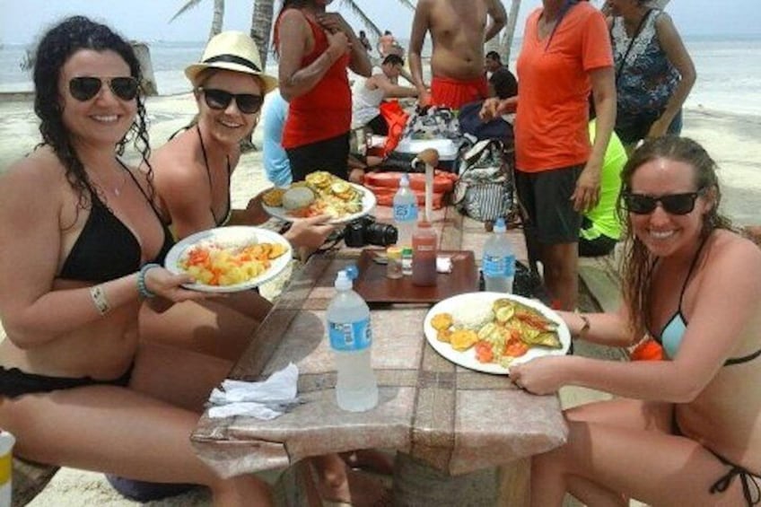 Tour Guests enjoying Lunch prepared by the indigenous Guna Yala Community.
