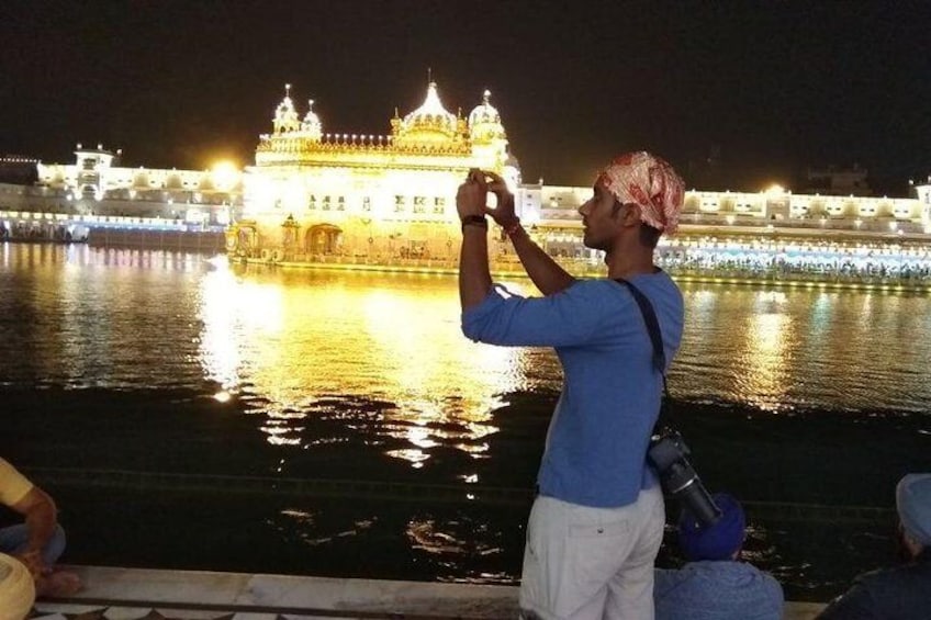GUESTS ENJOYING THEIR TIME ON GOLDEN TEMPLE WALKING TOUR.