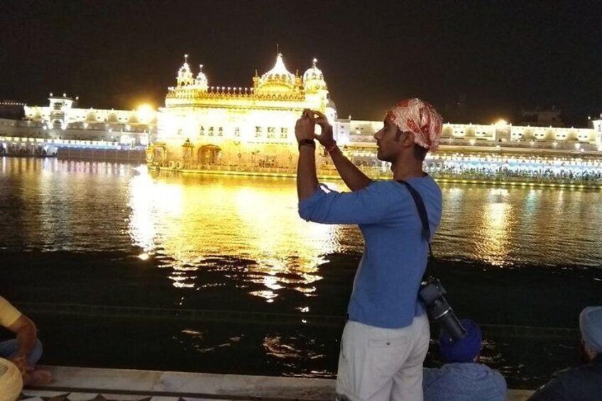 GUESTS ENJOYING THEIR TIME ON GOLDEN TEMPLE WALKING TOUR.