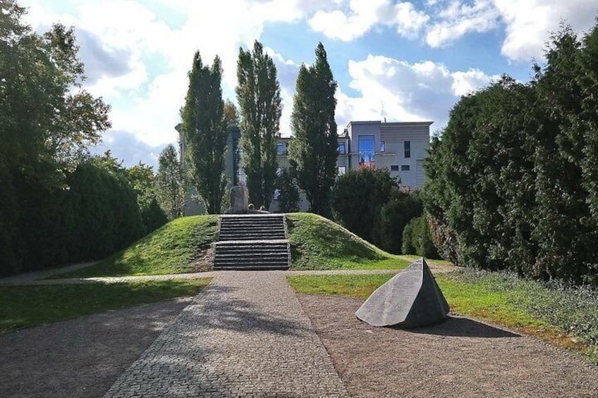Monument in Miła Street