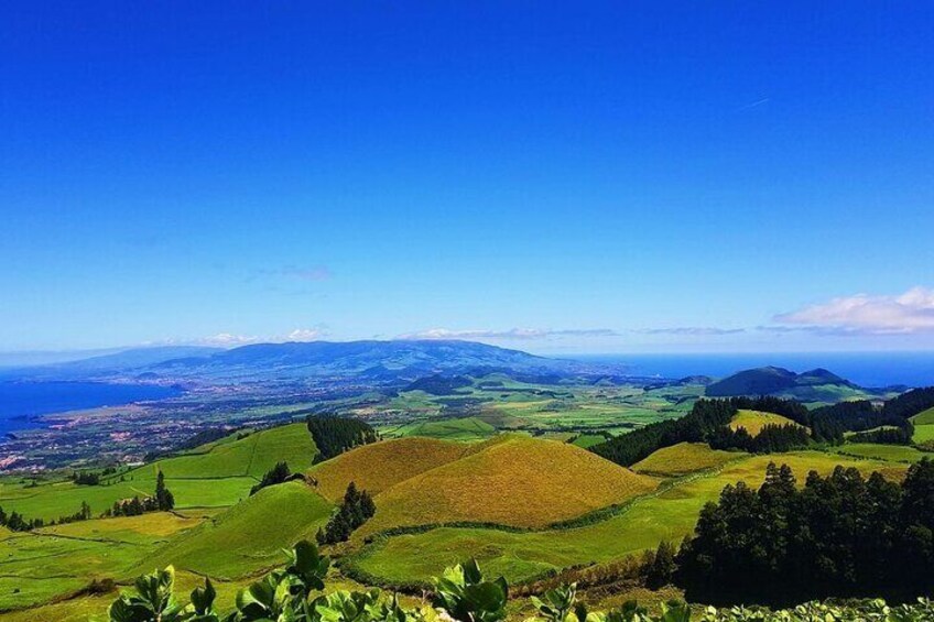 Explore with our guides the West side & Sete Cidades on a surprising 4x4Tour