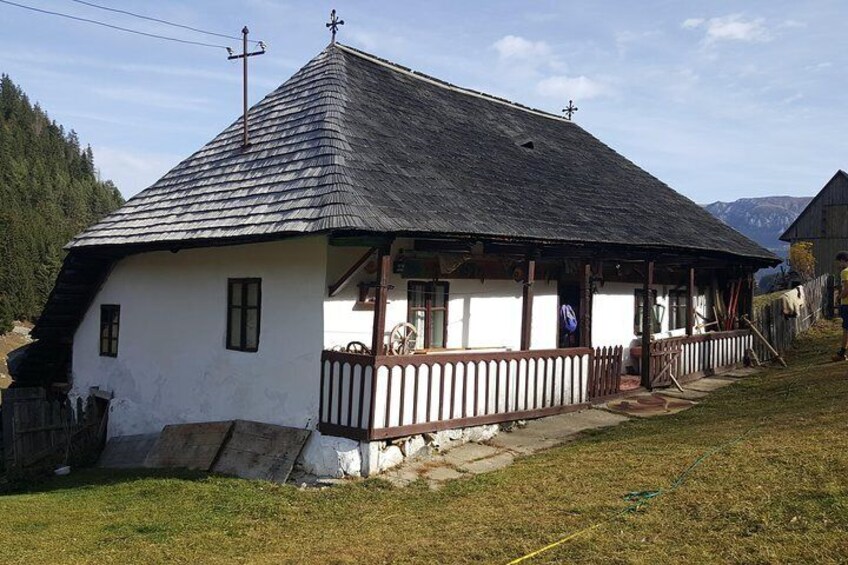 Trekking, hiking and discover rural villages from Brasov