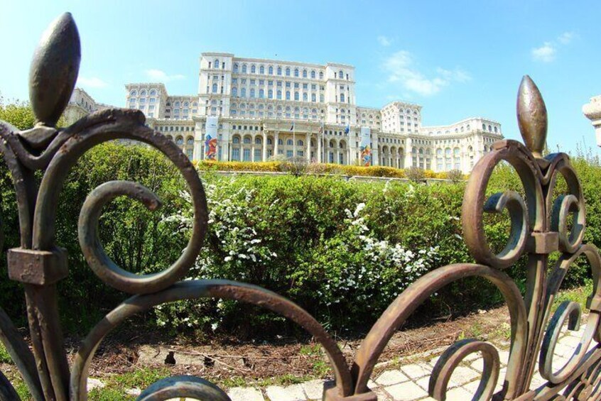 Back in the Communist Bucharest Tour:Parliament Palace + Authentic 80s Apartment