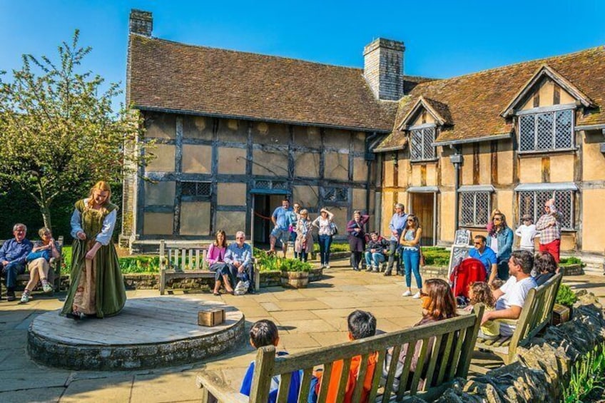 Live Shakespeare Performances outside Shakespeare's Birthplace