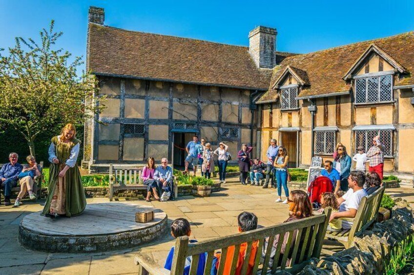 Live Shakespeare Performances outside Shakespeare's Birthplace