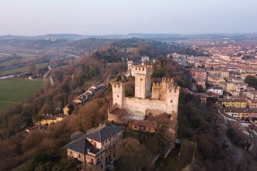 E-bike adventure among medieval castles and old villages