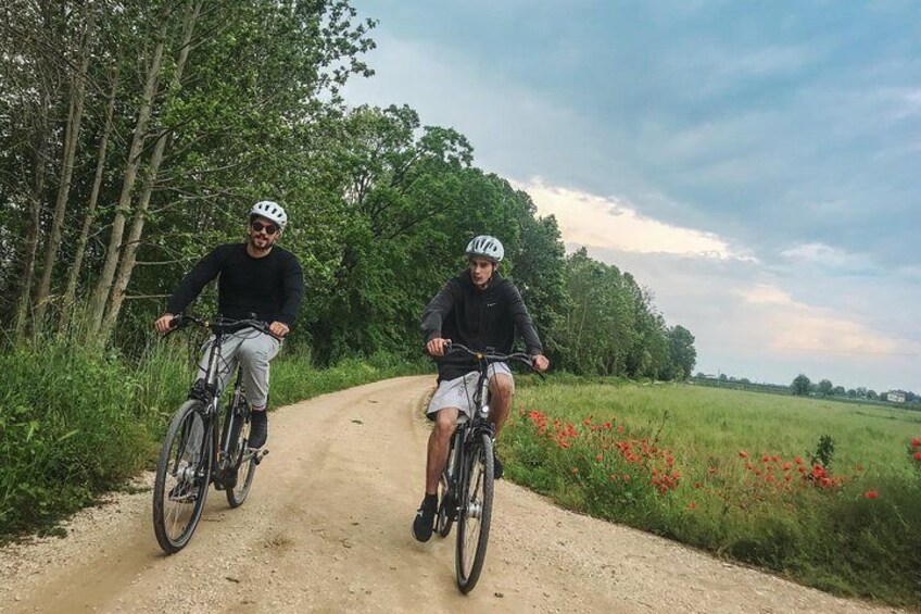E-bike adventure among medieval castles and old villages