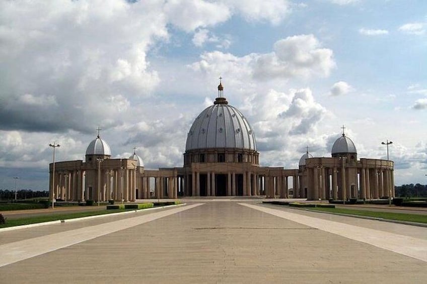 Yamoussoukro - Largest Cathedral in the World (Francais or English)