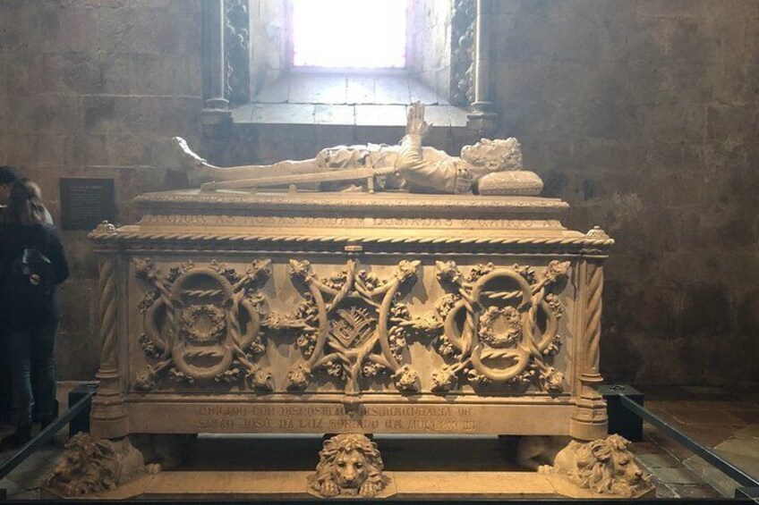 Belém Small Group Walking Tour with skip the line service to Jerónimos Monastery