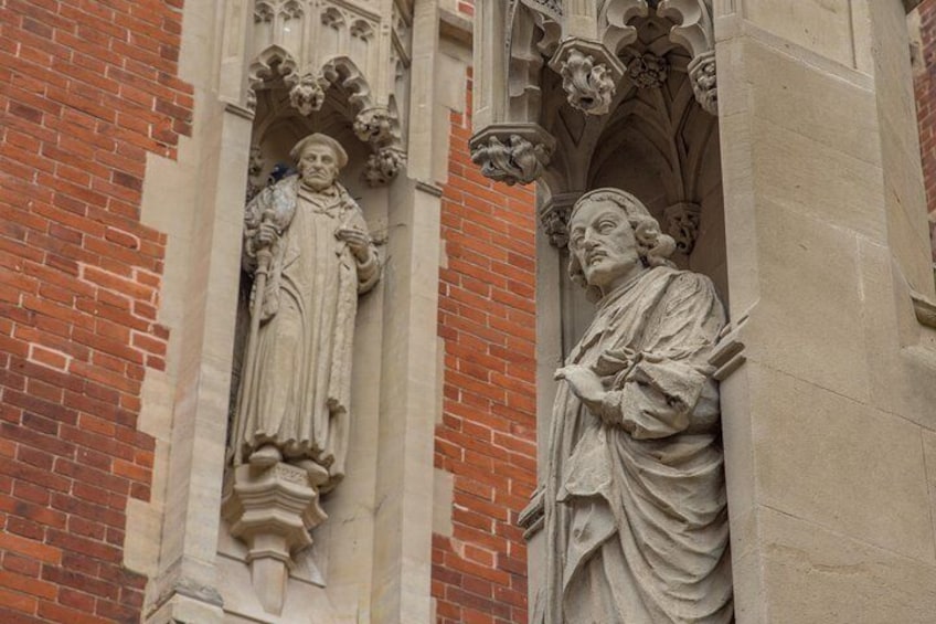 Distanced | Cambridge University Punting & Walking Tour Led By Alumni