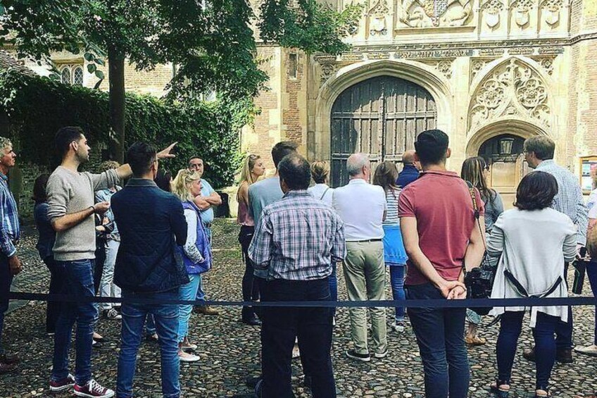 Distanced | Cambridge University Punting & Walking Tour Led By Alumni