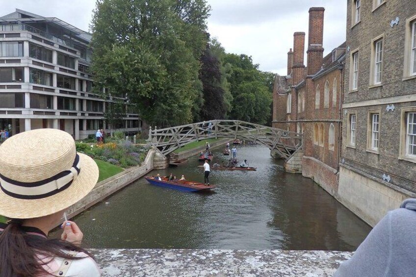 Distanced | Cambridge University Punting & Walking Tour Led By Alumni