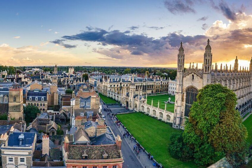 Distanced | Cambridge University Punting & Walking Tour Led By Alumni
