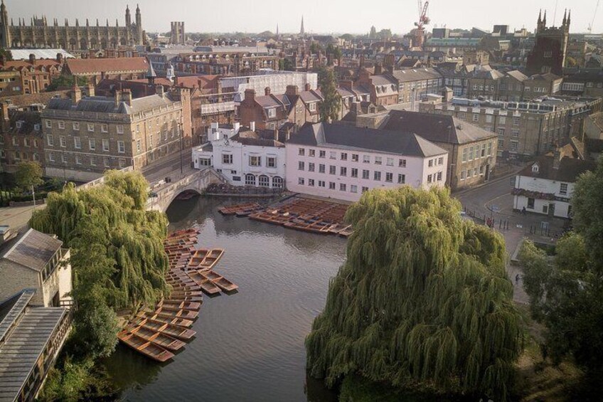 Distanced | Cambridge University Punting & Walking Tour Led By Alumni
