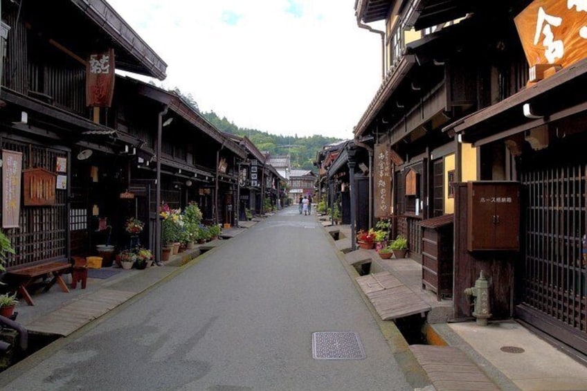 2-Day Snow Monkey Tour: Nagano to Takayama via Matsumoto