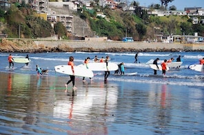 SURFING BEGINNER CLASS AND LUNCH IN CONCON BEACH