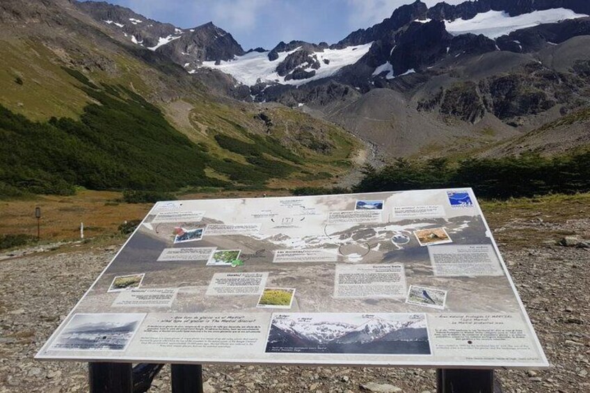 City Tour "Bajo Cero" + Mini Trekking + Thematic Gallery