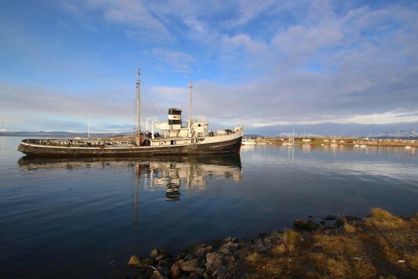 City Tour "Bajo Cero" + Mini Trekking + Thematic Gallery