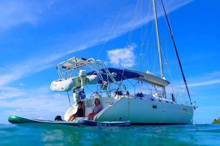 Private Sailing, Island Hopping Tour with Appetizers and Open Bar
