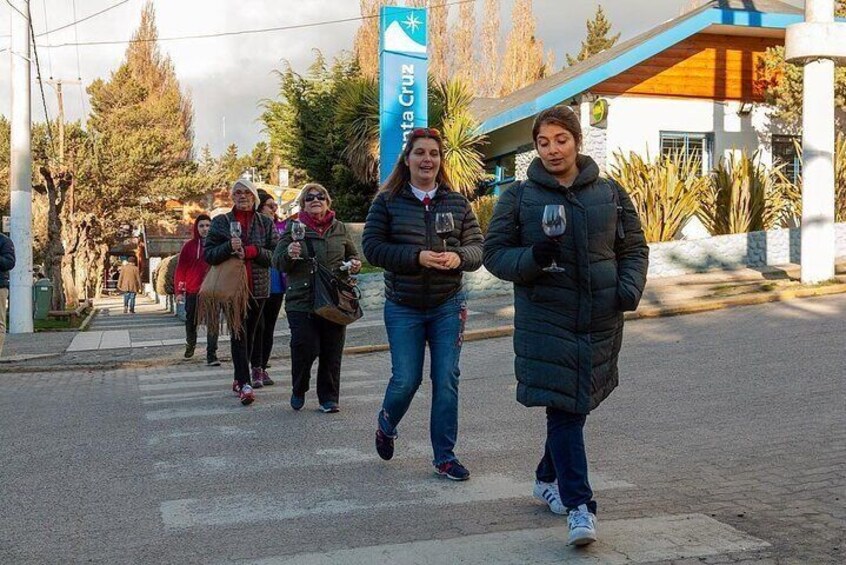 Calafate Wine Tour | City Tour Peatonal Maridado con Vinos