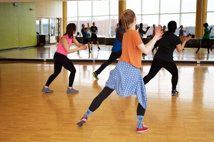 Swinging workout with a Zumba class at Bodyconditioning