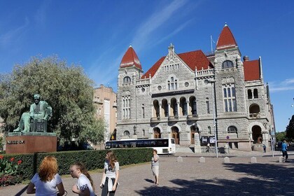 Helsinki Highlights: walking tour with local guide